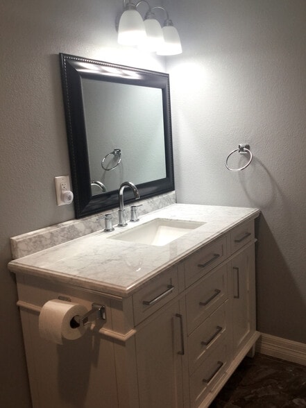 Master bathroom - 25745 Dulaney St
