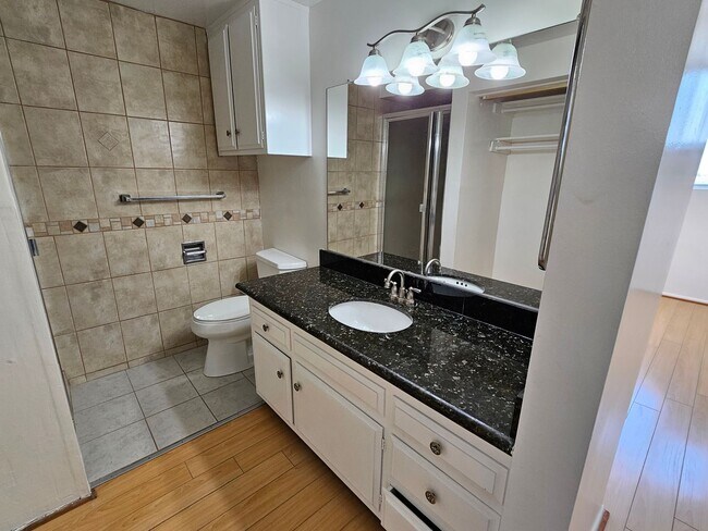Building Photo - 2 Bed/ 2 Bath, TOP FLOOR CONDO