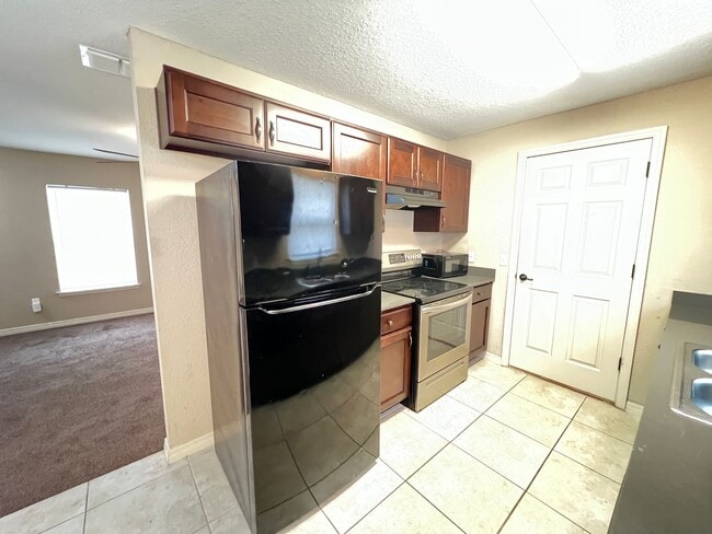 Building Photo - $300 OFF A MONTHS OF RENT! Beautiful 3 Bedroom, 2 Bathroom Home in Ocala!!