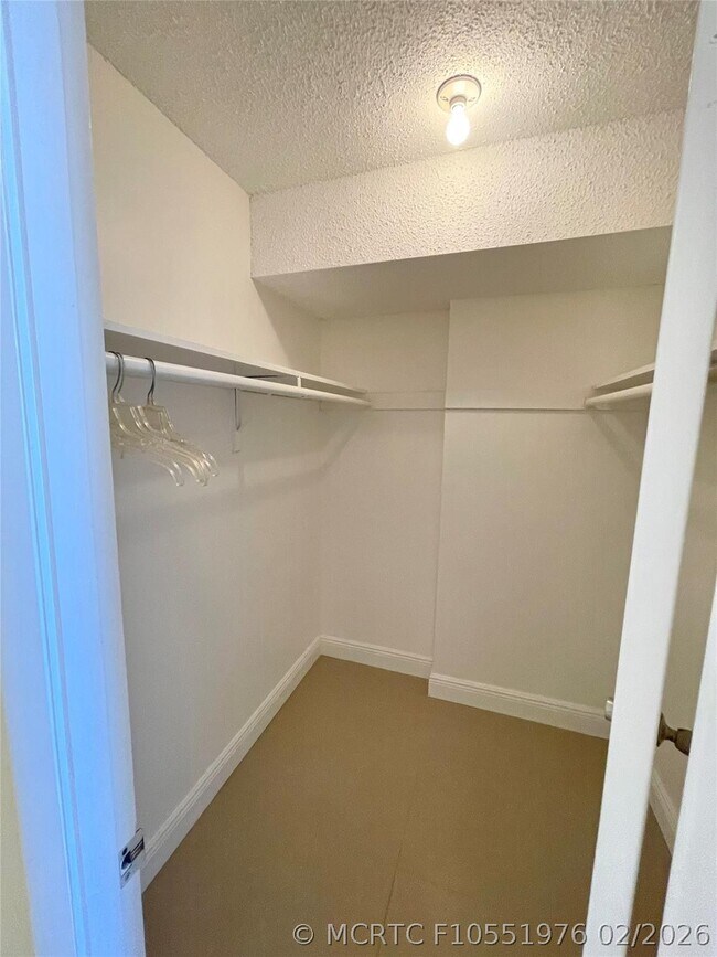 Building Photo - 1175 NE Miami Gardens Dr