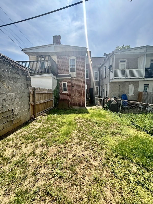 Building Photo - 465 E Strawberry St