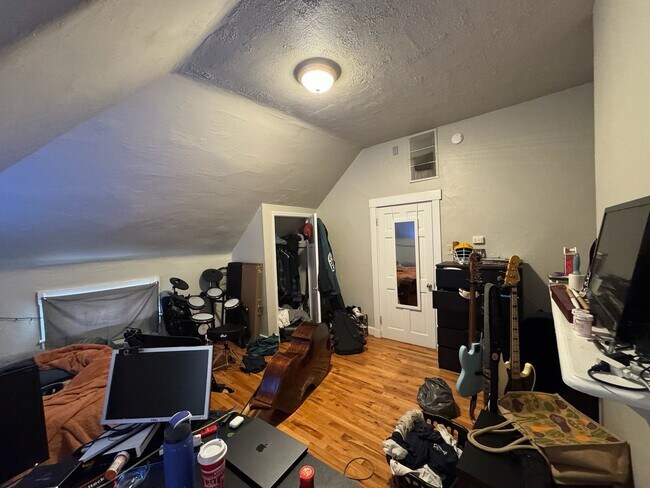 Building Photo - 26 Conklin St