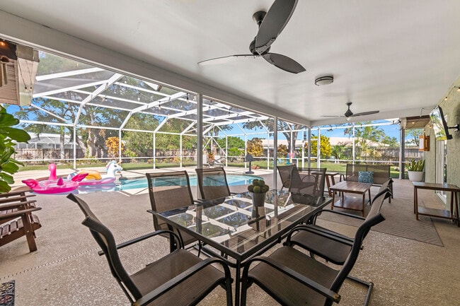 Building Photo - 762 SE River Ln