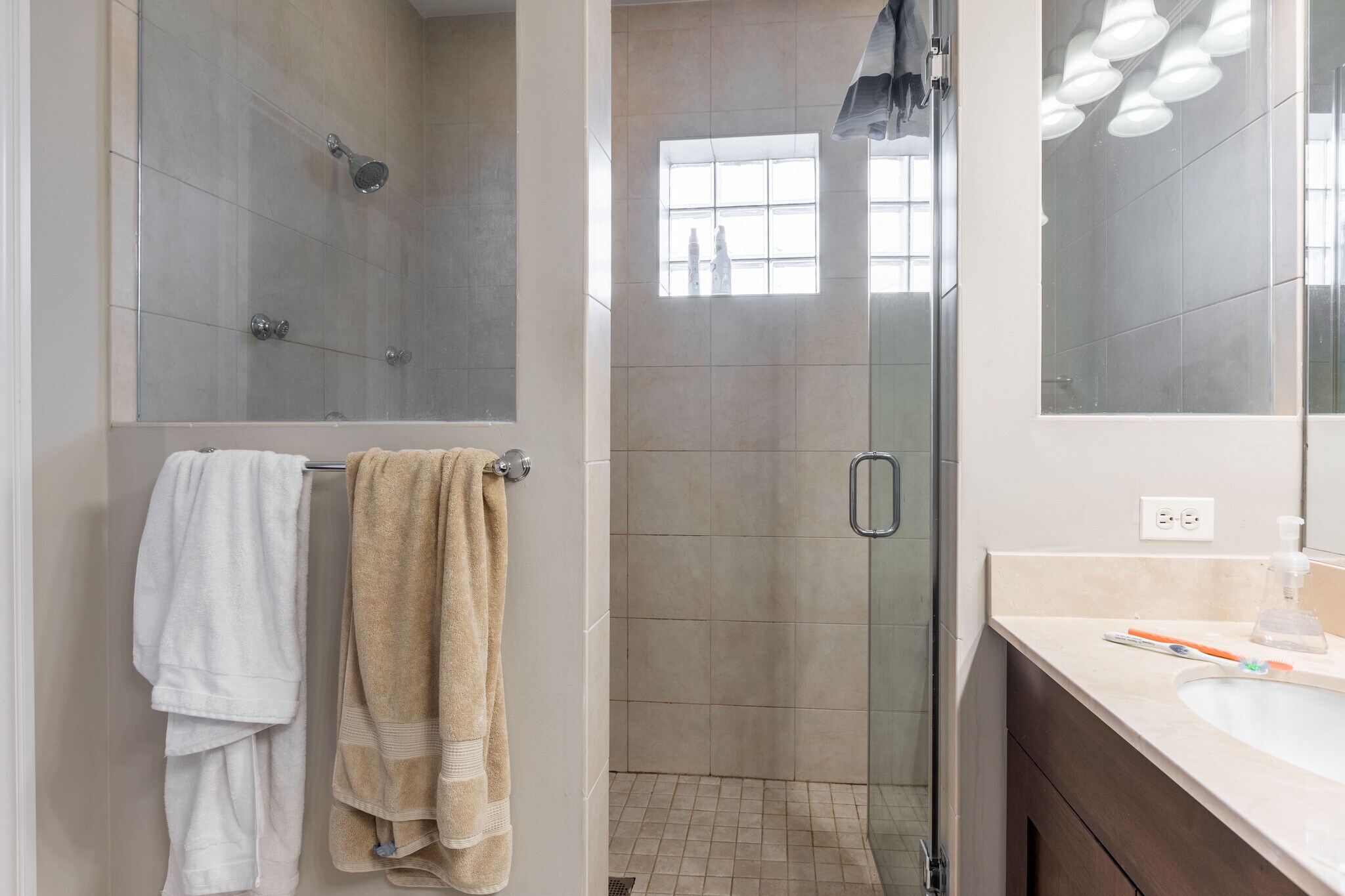 Building Photo - 1138 W Diversey Pky