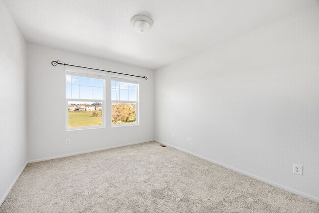 Building Photo - 2 bed/ 2.5 bath duplex in established neighborhood with corner lot