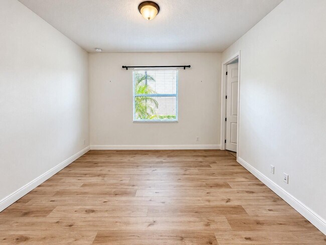 Building Photo - 12170 SW Bennington Cir
