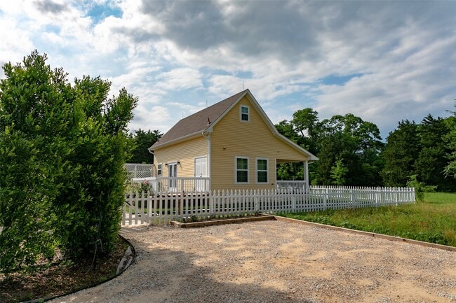 Building Photo - 404 N Meyersville Rd