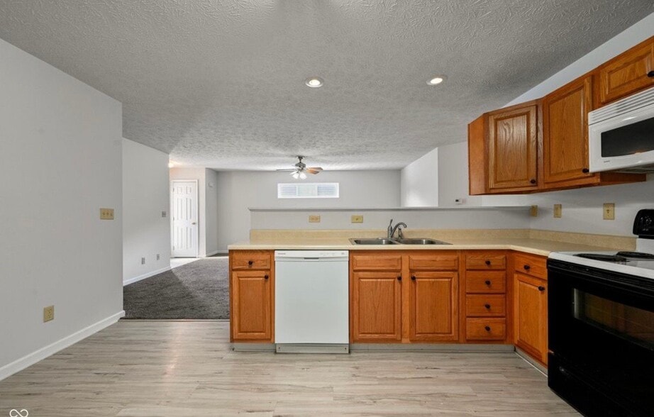 Building Photo - 810 W Gaston Dr