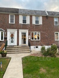 Building Photo - 528 Chester Ave