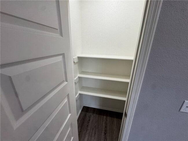 Building Photo - 1512 S Razorback Rd