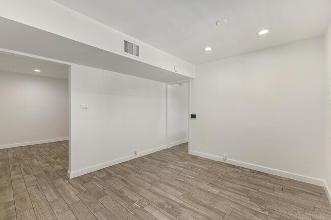 Building Photo - 6631 N 12th Pl