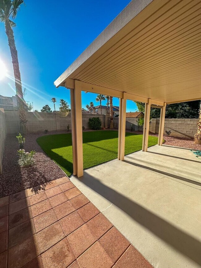 Building Photo - Spacious 3 Bedroom, 2.5 Bath Home with No ...