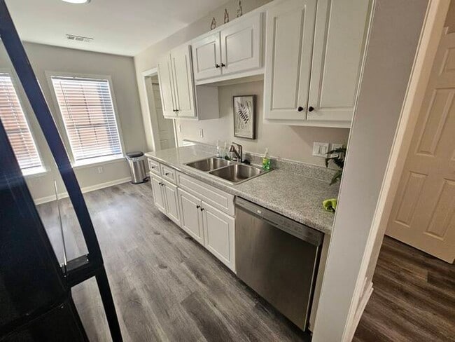 Building Photo - Furnished rental