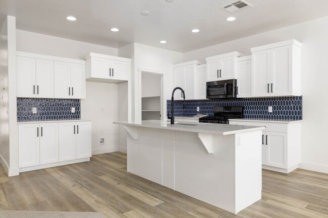 Building Photo - 3 bed plus office / 2.5 bath / 3 car Single Story with Community Pool!