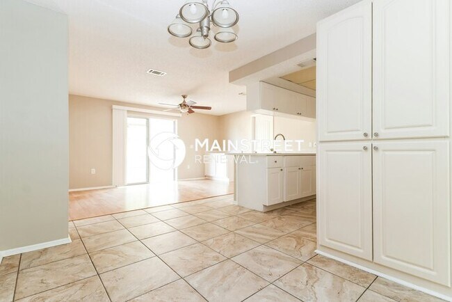 Building Photo - 3 Bedroom Pet-Friendly Home in New Port Richey, FL with Main Street Renewal