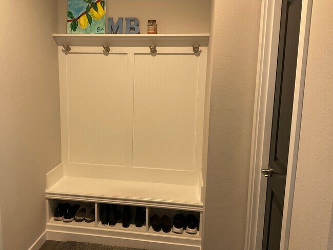 Building Photo - Furnished 4BR/3.5BA Home w/ Modern Ameniti...