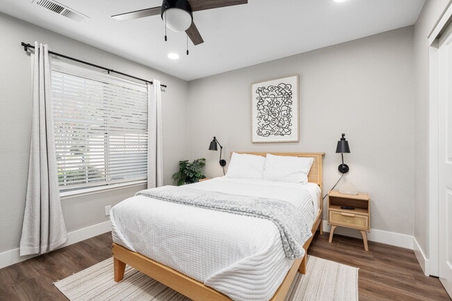 Building Photo - 9178 N Woodlawn Dr