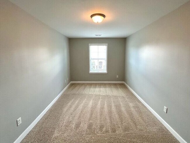 Building Photo - Now Leasing! 4 -bedroom 2.5 bath home in S...