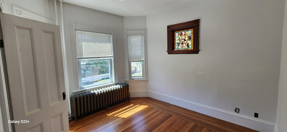 Building Photo - 389 Newport Ave