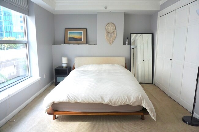 Spacious south facing bedroom - 400 Beale St