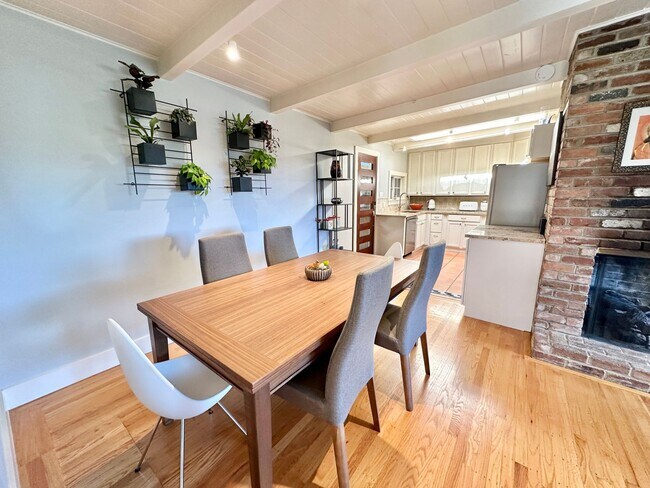 Building Photo - Gorgeous Hillside View, Modern Flat