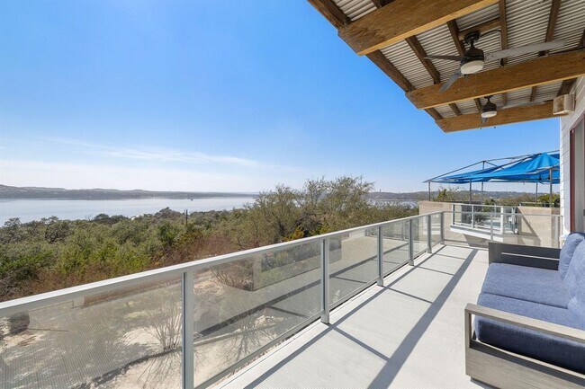 Building Photo - 14020 Lakeview Dr