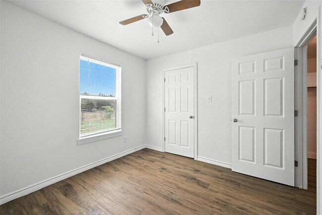 Building Photo - 1206 TX-78 BUS