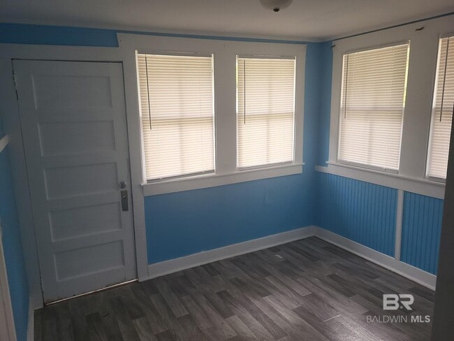 Building Photo - 503 S Cedar St