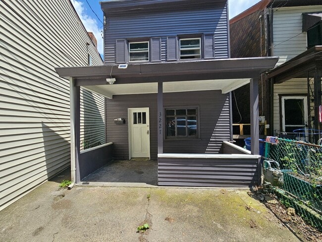 Building Photo - Spacious 3 bedroom 1 bath house for rent i...