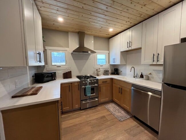 Primary Photo - Adorable Fully Remodeled Home in Prime Loc...