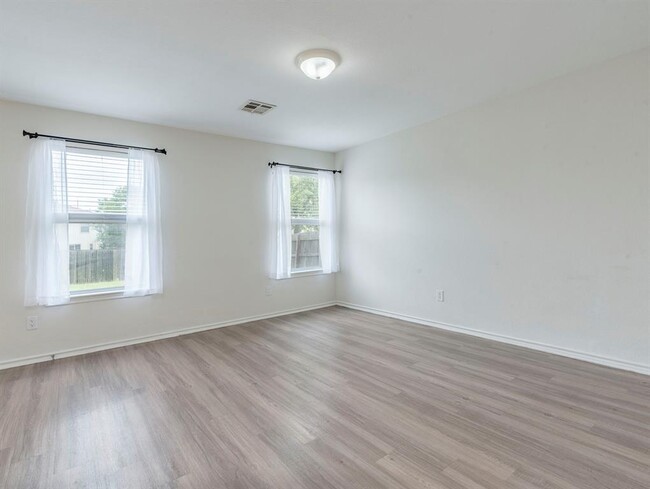 Building Photo - 221 Carriage Way