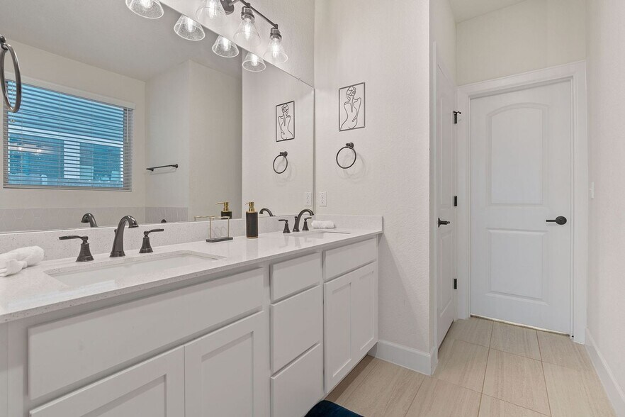 Building Photo - 6113 Dumfries Ln