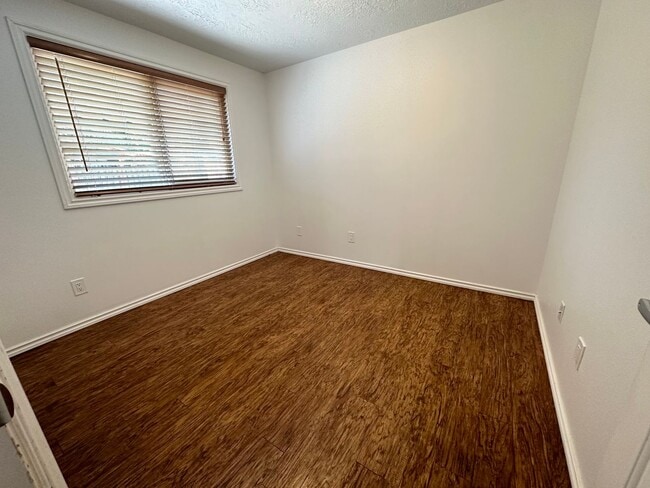 Building Photo - 3 Bedroom 2 Bath Hillsboro Home!
