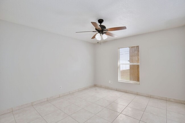 Building Photo - Spacious 3/2 with 2-Car Garage Home in Louisa Pointe Community - Clermont!