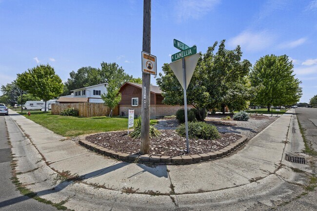 Building Photo - 1228 W 11th St