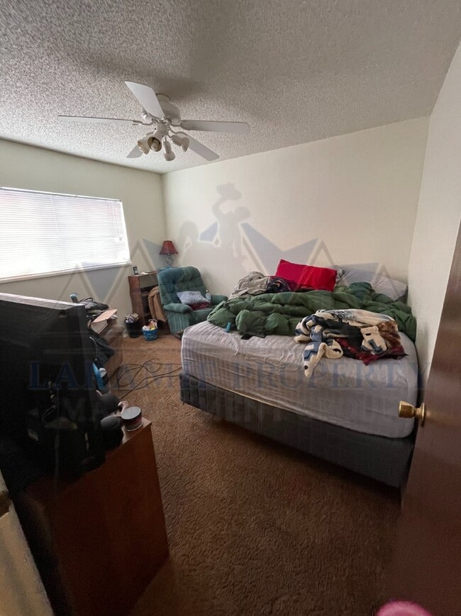 Building Photo - 2 Bed 1 Bath Townhouse Style Apartment