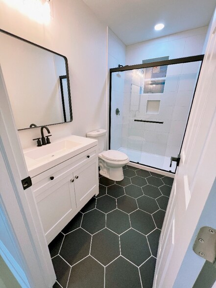 Building Photo - 720 E 41st St