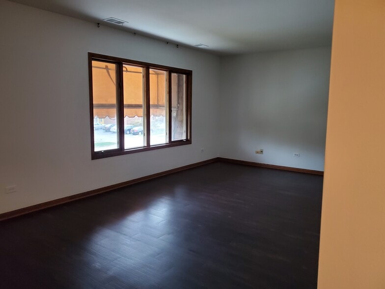 Front Family Room - 9324 S Roberts Rd