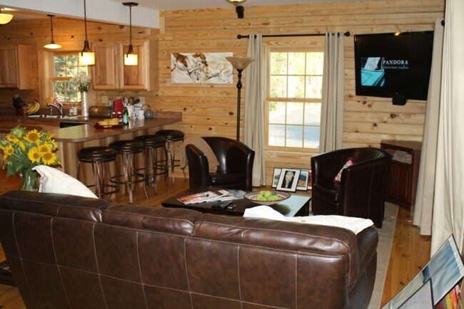 Building Photo - Available 6/1/26 - Student Housing 6 BR 3 BA Log Cabin Close to W&L