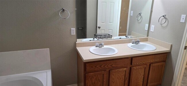 Building Photo - 204 Quail Hollow Dr