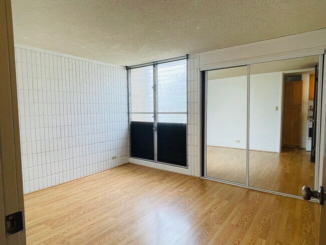 Building Photo - Partly Furnished 3-bedroom, 2-bath condo a...