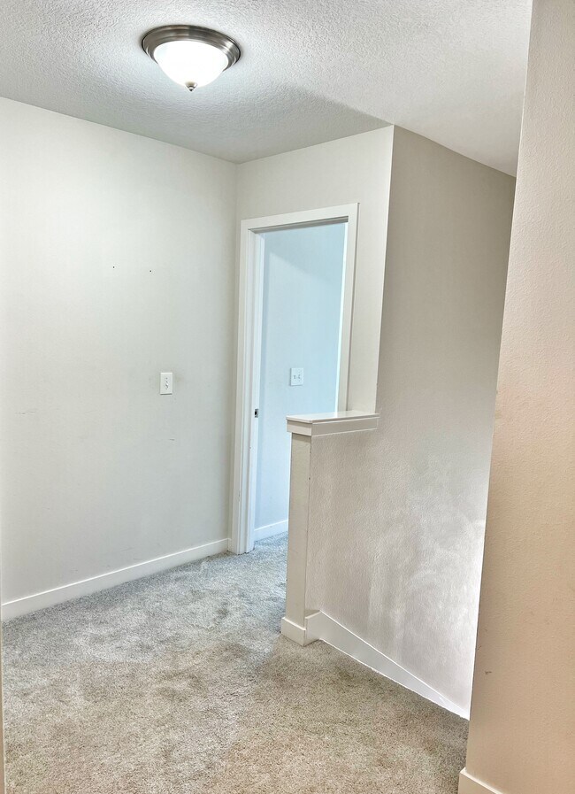 Building Photo - 327 NE Otter Dr