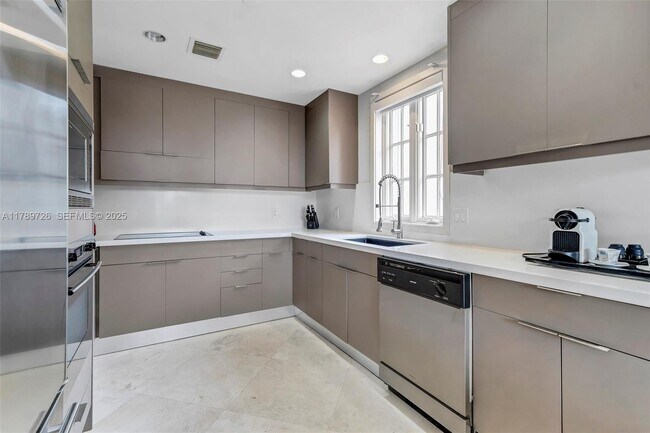 Building Photo - 19227 Fisher Island Dr