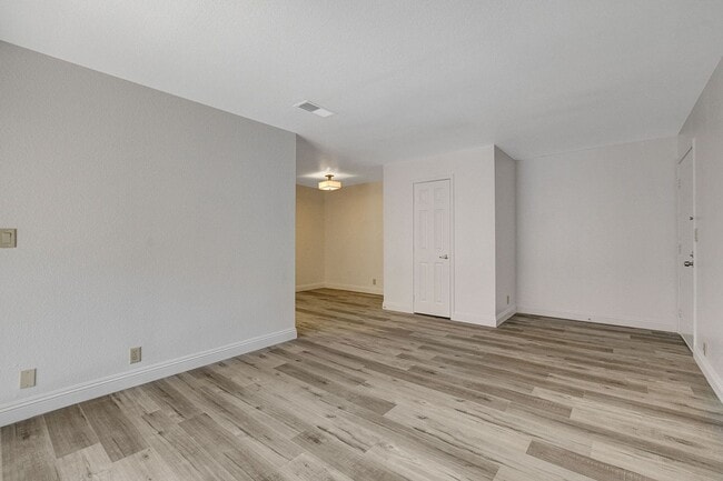 Building Photo - SINGLE BEDROOM CONDO IN GUARD GATED COMMUN...