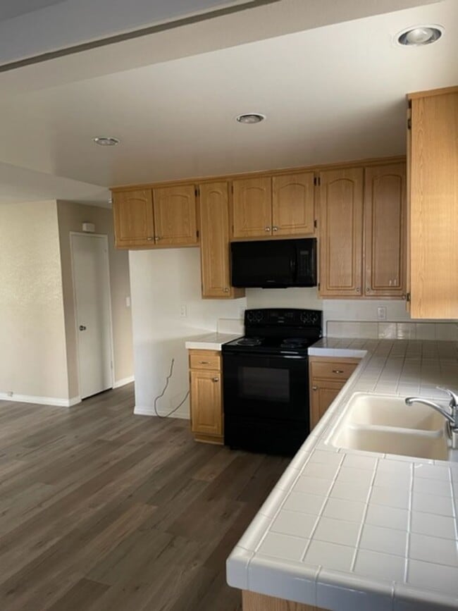 Building Photo - DON'T MISS OUT! HOME AVAILABLE BEGINNING OF MAY