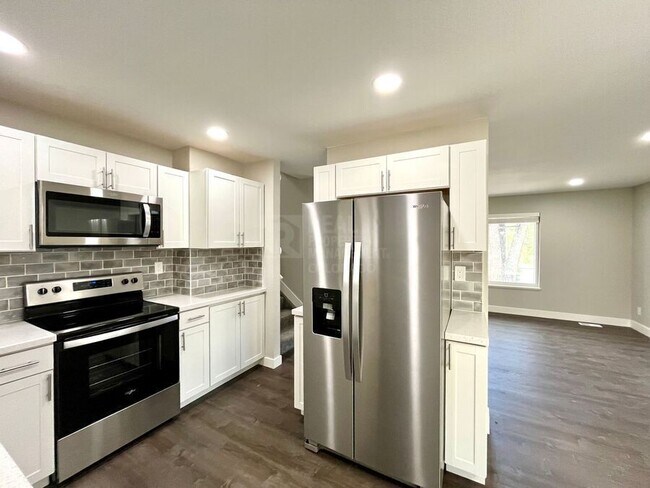 Building Photo - 2123 Fernwood Dr