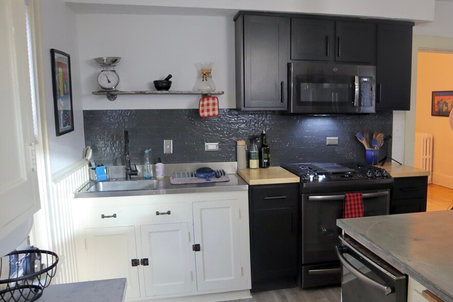 Building Photo - 618 Adams Street NE