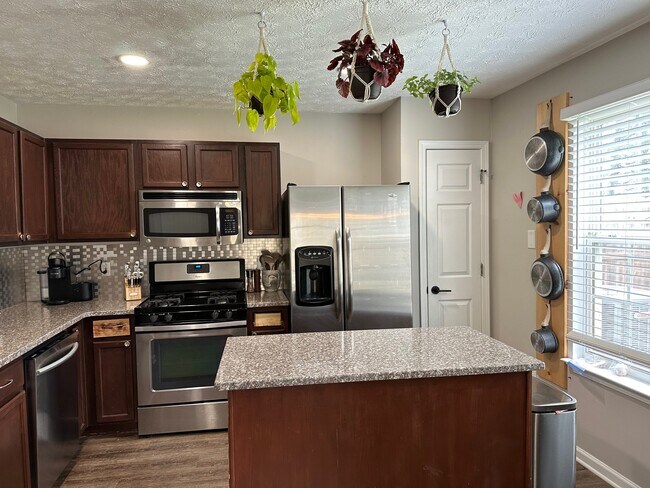 Building Photo - 208 Oak Grove Way