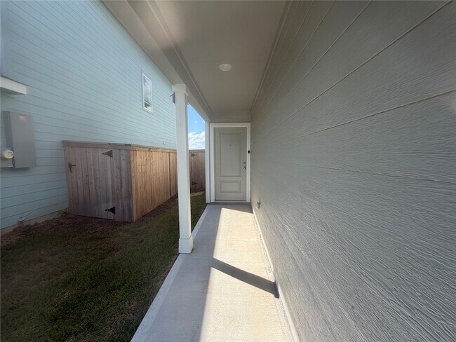 Building Photo - 930 Pertuso Ln