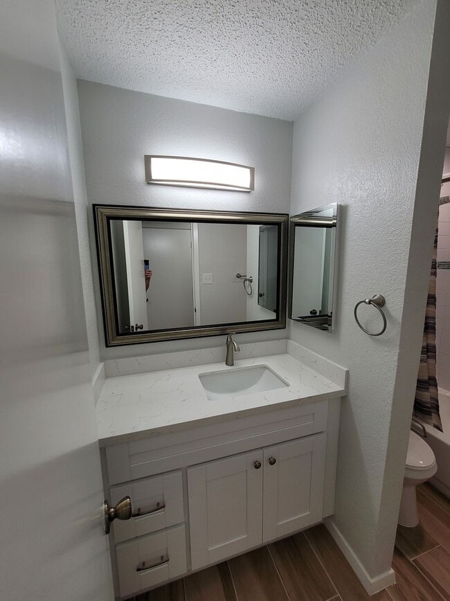 Building Photo - 7055 N Holiday Dr